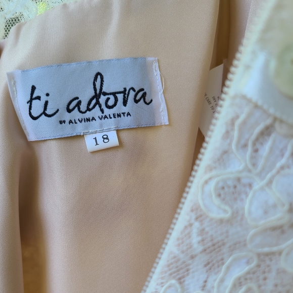 Ti Adora Wedding Dress - Picture 6 of 7